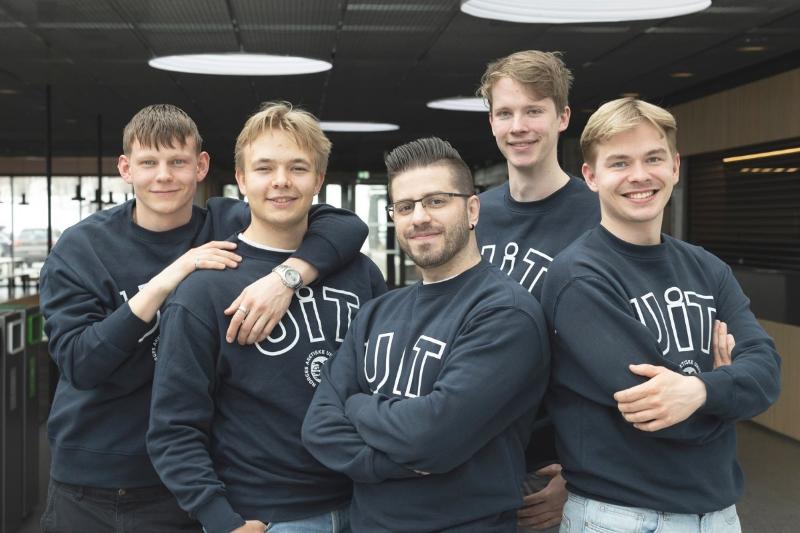 Fem smilende unge menn i UiT-gensere